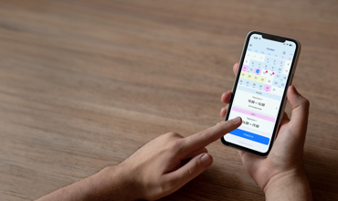 Employee using mobile app with calendar view to track work hours – efficient and user-friendly time tracking for payroll and planning.